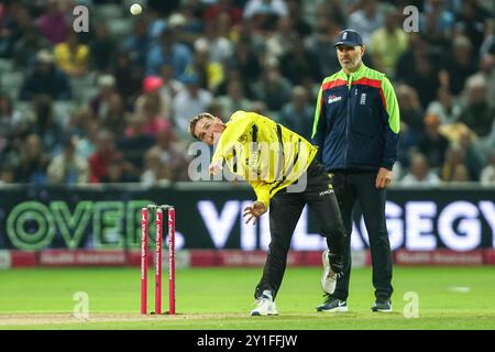 Aufgenommen in Birmingham, Großbritannien am 6. September 2024 im Warwickshire County Cricket Club, Edgbaston. Das Bild ist Platz 6, Tom Smith aus Gloucestershire im Actionbowling während des Spiels im Vitality Blast Quarter Final 2024 zwischen Warwickshire CCC und Gloucestershire CCC. Das Bild ist nur für redaktionelle Zwecke bestimmt – Verleihung an Stu Leggett über Alamy Live News Stockfoto