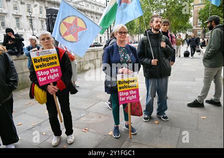 LONDON, GROSSBRITANNIEN. September 2024. Im Ärmelkanal ertranken 43 Migranten innerhalb einer Woche. Demonstranten drängen Keir Starmer, einen britischen Premierminister, Maßnahmen zu ergreifen, um Migranten, die in Großbritannien Zuflucht suchen wollen, einen sicheren Durchgang zu gewährleisten. Hören Sie auf, die Ausrede zu benutzen, Menschenhändler zu bekämpfen, was zu mehr Toten in unserem englischen Kanal geführt hat. Wir brauchen gerade sichere Routen. Sechs Kinder und eine schwangere Frau waren unter 12 Menschen, die vor der französischen Küste während eines Protestes gegenüber der Downing Street in London ertranken. Quelle: Siehe Li/Picture Capital/Alamy Live News Stockfoto