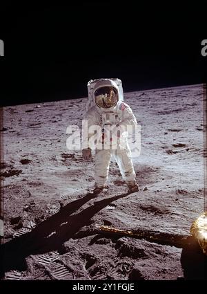 Apollo 11 Astronaut Buzz Aldrin während des ersten Mondgangs am 20. Juli 1969. Foto von Neil Armstrong, dessen Reflexion in Aldrins Visier zusammen mit dem Mondmodul und der Mondoberfläche zu sehen ist. Digital restauriertes Foto für große Druck- und Displaymedien. Foto: Neil Armstrong / NASA / Futuras Fotos Stockfoto