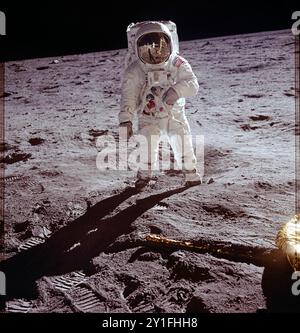 Apollo 11 Astronaut Buzz Aldrin während des ersten Mondgangs am 20. Juli 1969. Foto von Neil Armstrong, dessen Reflexion in Aldrins Visier zusammen mit dem Mondmodul und der Mondoberfläche zu sehen ist. Digital restauriertes Foto für große Druck- und Displaymedien. Foto: Neil Armstrong / NASA / Futuras Fotos Stockfoto