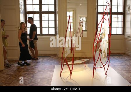 Prag, Tschechische Republik. September 2024. Besucher besuchen die Czech Design Week in Prag, Tschechische Republik, am 6. September 2024. Quelle: Dana Kesnerova/Xinhua/Alamy Live News Stockfoto