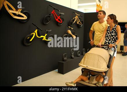 Prag, Tschechische Republik. September 2024. Besucher besuchen die Czech Design Week in Prag, Tschechische Republik, am 6. September 2024. Quelle: Dana Kesnerova/Xinhua/Alamy Live News Stockfoto