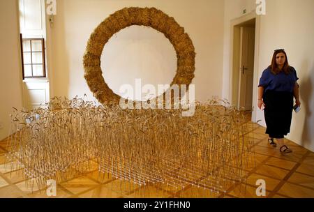 Prag, Tschechische Republik. September 2024. Eine Frau besucht am 6. September 2024 die Czech Design Week in Prag. Quelle: Dana Kesnerova/Xinhua/Alamy Live News Stockfoto