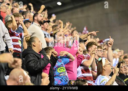 Wigan, Großbritannien. September 2024. Wigan Fans jubeln ihr Team beim Spiel Wigan Warriors vs Hull KR in der Betfred Super League Runde 25 im Brick Community Stadium, Wigan, Vereinigtes Königreich, 6. September 2024 (Foto: Cody Froggatt/News Images) in Wigan, Vereinigtes Königreich am 6. September 2024 an. (Foto: Cody Froggatt/News Images/SIPA USA) Credit: SIPA USA/Alamy Live News Stockfoto