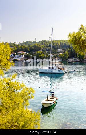 Boote im Yachthafen von Rogac Dorf, Solta, Adriaküste, Kroatien Stockfoto