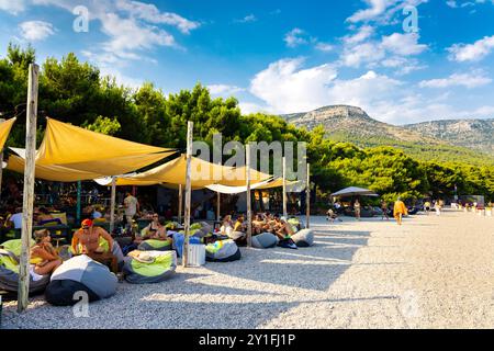 Auro Cocktailbar am Strand des Goldenen Horns (Zlatni Rat) an der Adria, Brac, Kroatien Stockfoto