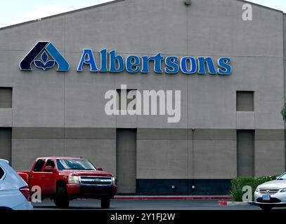 Las Vegas, USA. September 2024. LAS VEGAS, NEVADA - 3. SEPTEMBER: Am 3. September 2024 in Las Vegas, Nevada, wird eine Außenansicht eines Albertsons-Supermarktes gezeigt. Im Geschäftsjahr 2019 ist Albertsons die zweitgrößte Lebensmittelkette hinter Kroger. (Foto: Bryan Steffy/SIPA USA) Credit: SIPA USA/Alamy Live News Stockfoto