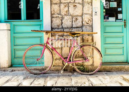 Regal aus einem Fahrrad vor dem Antiquitätenladen von Hvar, Stari Grad, Insel Hvar an der Adria, Kroatien Stockfoto