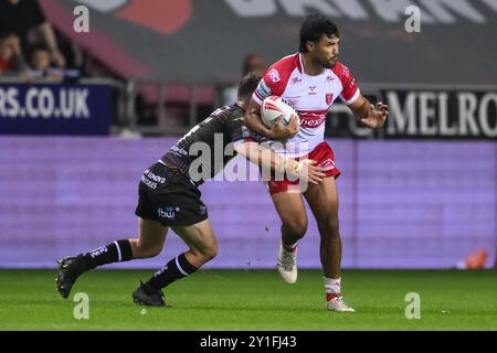 PETA Hiku von Hull KR wird im Brick Community Stadium, Wigan, Großbritannien, 6. September 2024 von Harry Smith von Wigan Warriors im Spiel der Betfred Super League Runde 25 von Wigan Warriors gegen Hull KR bekämpft (Foto: Craig Thomas/News Images) Stockfoto