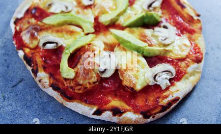 Frische hausgemachte italienische Pizza Margherita mit Büffelmozzarella und Basilikum. neapolitanische hausgemachte Pizza Margarita aus dem Backofen. Napoleon Italienisch Stockfoto