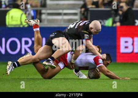 Ryan Hall of Hull KR wird von Liam Farrell von Wigan Warriors und Adam Keighran von Wigan Warriors im Brick Community Stadium, Wigan, Großbritannien, am 6. September 2024 (Foto: Craig Thomas/News Images) in, am 6. September 2024 in der Betfred Super League Runde 25 gegen Hull KR angegriffen. (Foto: Craig Thomas/News Images/SIPA USA) Credit: SIPA USA/Alamy Live News Stockfoto