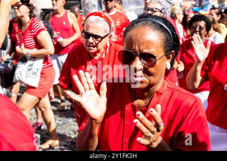 Salvador, Bahia, Brasilien - 4. Dezember 2019: Hunderte Katholiken und Mitglieder von Candomblé werden während eines Festivals gesehen, wie sie der heiligen Barbara geehrt werden Stockfoto