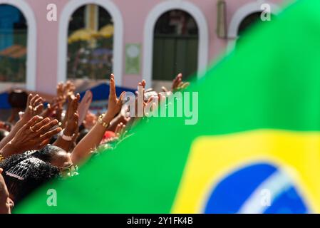Salvador, Bahia, Brasilien - 4. Dezember 2019: Hunderte Katholiken und Mitglieder von Candomblé werden während eines Festivals gesehen, wie sie der heiligen Barbara geehrt werden Stockfoto