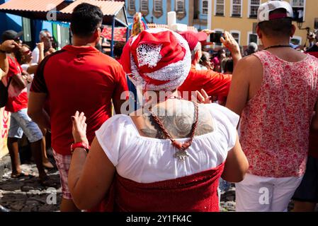 Salvador, Bahia, Brasilien - 4. Dezember 2019: Hunderte Katholiken und Mitglieder von Candomblé werden während eines Festivals gesehen, wie sie der heiligen Barbara geehrt werden Stockfoto