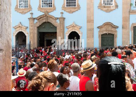 Salvador, Bahia, Brasilien - 4. Dezember 2019: Hunderte Katholiken und Mitglieder von Candomblé werden während eines Festivals gesehen, wie sie der heiligen Barbara geehrt werden Stockfoto