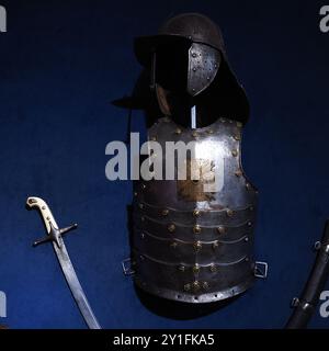 Mittelalterliche Rüstung auf dunkelblauem Hintergrund Stockfoto