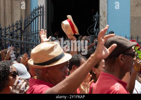Salvador, Bahia, Brasilien - 4. Dezember 2019: Hunderte Katholiken und Mitglieder von Candomblé werden während eines Festivals gesehen, wie sie der heiligen Barbara geehrt werden Stockfoto