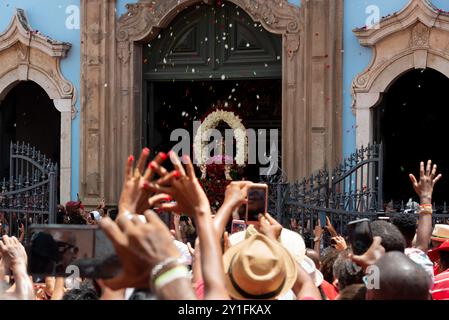 Salvador, Bahia, Brasilien - 4. Dezember 2019: Hunderte Katholiken und Mitglieder von Candomblé werden während eines Festivals gesehen, wie sie der heiligen Barbara geehrt werden Stockfoto