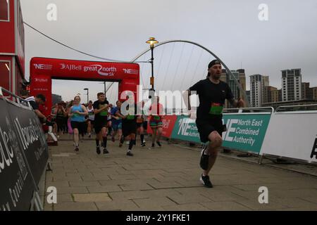 Der Great North Run 5k findet am Freitag auf Newcastle und Gateshead statt, an dem Bürgermeister Kim McGuinness teilnahm. Newcastle Upon Tyne, Großbritannien, 6. September 2024, Credit: DEW/Alamy Live News Stockfoto