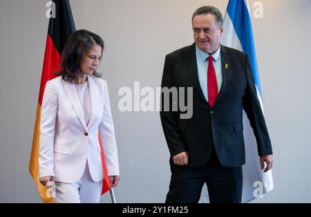 Tel Aviv, Israel. September 2024. Außenminister Annalena Baerbock (Allianz 90/die Grünen) und israelische Außenministerin Israel Katz (Likud-Partei) verlassen den Saal nach der Begrüßungsrede. Quelle: Soeren Stache/dpa/Alamy Live News Stockfoto