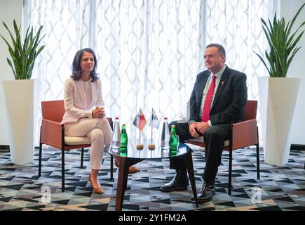 Tel Aviv, Israel. September 2024. Außenminister Annalena Baerbock (Allianz 90/die Grünen) und israelische Außenministerin Israel Katz (Likud-Partei) sitzen nach ihrer Begrüßung nebeneinander. Quelle: Soeren Stache/dpa/Alamy Live News Stockfoto