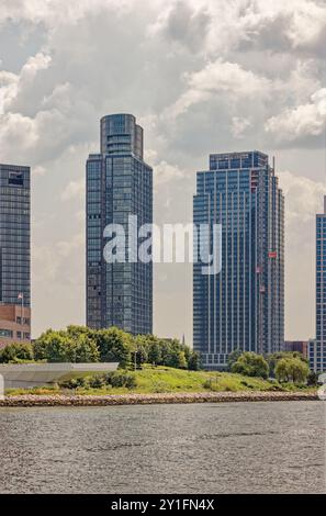 Zwei Blue Slip und der Dupont (im Bau, rechts) in Greenpoint, Blick über die westlichste Spitze von Queens, entlang des East River. Stockfoto