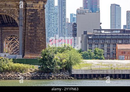Legendäres Silvercup-Schild, Long Island City, zwischen Queensboro Bridge und Ravel Hotel; Wahrzeichen New Yorks architektonische Terra-Cotta Works, ganz rechts. Stockfoto
