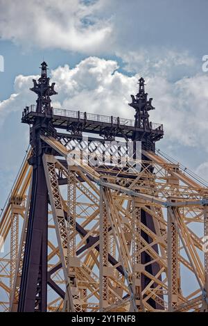 Queens Tower der Ed Koch Queensboro Bridge, auch bekannt als 59th Street Bridge. Sie ist die einzige freitragende Fachwerkbrücke über den East River. Stockfoto