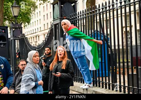 LONDON, ENGLAND: 6. September 2024: Gesundheitspersonal und Verbündete veranstalteten eine Protestaufforderung, Isreal von Großbritannien, USA und NATO in den 11 Monaten nach diesem abscheulichen, herzzerreißenden Völkermord in Palästina nicht mehr zu bewaffnen. Die Militarisierung Großbritanniens, der USA und der NATO hat dazu geführt, dass 179 HCWs in israelischen Internierungslagern festgehalten wurden, zusammen mit 10.000 zivilen Geiseln ohne Anklage, darunter Kinder. Über 187.000 Palästinenser wurden von der IDF ermordet, darunter viele Kinder und Babys. Dies ist ein monatlicher Protest, der von Mitarbeitern des Gesundheitswesens und Allies4pal am ersten Freitag jedes Monats gehalten wird. Aktivisten im Gesundheitswesen h Stockfoto