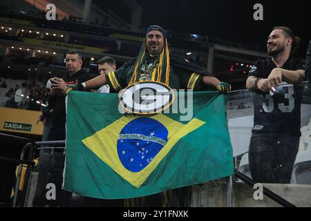 Sao Paulo, Brasilien. September 2024. SP - SAO PAULO - 09/06/2024 - NFL, PHILADELPHIA EAGLES VS GREEN BAY PACKERS - GREEN Bay PACKERS Fan vor dem Spiel gegen die Philadelphia Eagles im Arena Corinthians Stadion, zur Eröffnung der NFL Meisterschaft. Foto: Ettore Chiereguini/AGIF Credit: AGIF/Alamy Live News Stockfoto