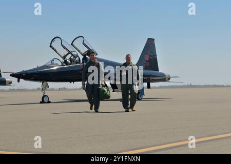 US Air Force Lieutenant Col. James, Kommandeur der 99th Reconnaissance Squadron, und Lieutenant Col. Erik Swenson, 1st Reconnaissance Squadron T-38 Talon Pilot, verlassen eine T-38 nach einem Überflug am 3. Juli 2024 auf der Beale Air Force Base, Kalifornien. Die U.S. Air Force führt jährlich fast 1.000 Überflüge durch, die als Möglichkeit dienen, die Fähigkeiten ihrer Flugzeuge zu demonstrieren und gleichzeitig Patriotismus und zukünftige Generationen von Luftfahrtbegeisterten zu inspirieren. (Foto der U.S. Air Force von 2. Lieutenant Sharon Cardenas) Stockfoto