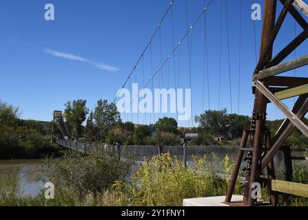Die Rosedale Hängebrücke über den Red Deer River in Drumheller, Alberta, Kanada Stockfoto
