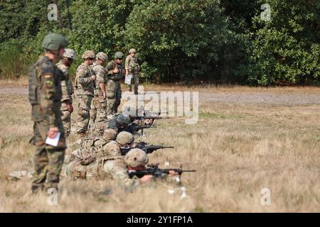 Soldaten, die dem 13. Combat Sustainment Support Battalion, 593d Expeditionary Sustainment Command, zugewiesen wurden, feuerten M4-Gewehre aus verschiedenen Positionen und Entfernungen während des Qualifikationsbereiches der Deutschen Streitkräfte Proficiency Badge am 6. September 2024 auf der Joint Base Lewis-McChord in Washington ab. Die Soldaten der 13. CSSB haben die Möglichkeit, eine Partnerschaft mit deutschen Kollegen aufzubauen, die eine Bewertung durchführen, zu der ein Schwimm-Event, ein ruckmarsch und ein Fitnesstest gehören. (Foto der US-Armee von Sgt. 1. Klasse P. Behringer) Stockfoto