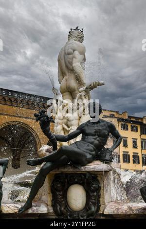 Neptunbrunnen auf der Piazza della Signoria, mit der Loggia dei Lanzi oder Loggia della Signoria, im Hintergrund an einem regnerischen Tag, Florenz, Italien Stockfoto