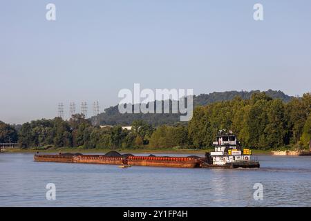 Das erste Industrietowboat schiebt Binnenschiffe durch den neu eröffneten Kanal bei den Monongahela River Locks und Dam 3, betrieben vom U.S. Army Corps of Engineers Pittsburgh District in Elizabeth, Pennsylvania, 5. September 2024. Das U.S. Army Corps of Engineers Pittsburgh District eröffnete am Donnerstag, 5. September, einen 100 Fuß breiten Navigationskanal für Handelsschiffe durch die Mitte des Damms bei den Monongahela River Locks und Dam 3 in der Nähe von Elizabeth, Pennsylvania. Das erste kommerzielle Schiff fuhr am Morgen durch den Kanal. Der Kanal hat eine 56-Fuß-Breitenbeschränkung und eine 9-fo-Begrenzung Stockfoto