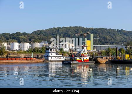 Das erste Industrietowboat schiebt Binnenschiffe durch den neu eröffneten Kanal bei den Monongahela River Locks und Dam 3, betrieben vom U.S. Army Corps of Engineers Pittsburgh District in Elizabeth, Pennsylvania, 5. September 2024. Das U.S. Army Corps of Engineers Pittsburgh District eröffnete am Donnerstag, 5. September, einen 100 Fuß breiten Navigationskanal für Handelsschiffe durch die Mitte des Damms bei den Monongahela River Locks und Dam 3 in der Nähe von Elizabeth, Pennsylvania. Das erste kommerzielle Schiff fuhr am Morgen durch den Kanal. Der Kanal hat eine 56-Fuß-Breitenbeschränkung und eine 9-fo-Begrenzung Stockfoto