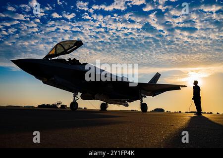 Devin Christiansen, ein Avioniktechniker des F-35A Demonstrationsteams, holt die F-35A am 23. August 2024 auf der McConnell Air Force Base in Kansas zurück. Das F-35A Lightning II Demonstrationsteam zeigt aerodynamische Leistung und fortschrittliche integrierte Avionik als neueste Kampfflugzeuge der fünften Generation der US Air Forces. (Foto der U.S. Air Force von Staff Sgt. Zachary Rufus) Stockfoto