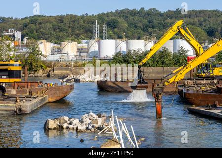 Das erste Industrietowboat schiebt Binnenschiffe durch den neu eröffneten Kanal bei den Monongahela River Locks und Dam 3, betrieben vom U.S. Army Corps of Engineers Pittsburgh District in Elizabeth, Pennsylvania, 5. September 2024. Das U.S. Army Corps of Engineers Pittsburgh District eröffnete am Donnerstag, 5. September, einen 100 Fuß breiten Navigationskanal für Handelsschiffe durch die Mitte des Damms bei den Monongahela River Locks und Dam 3 in der Nähe von Elizabeth, Pennsylvania. Das erste kommerzielle Schiff fuhr am Morgen durch den Kanal. Der Kanal hat eine 56-Fuß-Breitenbeschränkung und eine 9-fo-Begrenzung Stockfoto