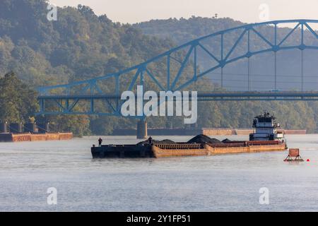 Das erste Industrietowboat schiebt Binnenschiffe durch den neu eröffneten Kanal bei den Monongahela River Locks und Dam 3, betrieben vom U.S. Army Corps of Engineers Pittsburgh District in Elizabeth, Pennsylvania, 5. September 2024. Das U.S. Army Corps of Engineers Pittsburgh District eröffnete am Donnerstag, 5. September, einen 100 Fuß breiten Navigationskanal für Handelsschiffe durch die Mitte des Damms bei den Monongahela River Locks und Dam 3 in der Nähe von Elizabeth, Pennsylvania. Das erste kommerzielle Schiff fuhr am Morgen durch den Kanal. Der Kanal hat eine 56-Fuß-Breitenbeschränkung und eine 9-fo-Begrenzung Stockfoto