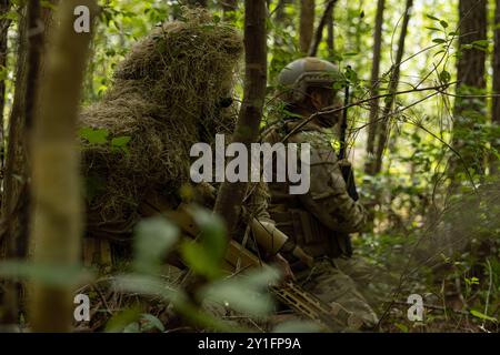 Soldaten der Al Forsan Brigade der Vereinigten Arabischen Emirate führen einen simulierten kombinierten Angriff mit Marines des 2. Bataillons, 2. Marine-Regiment, 2. Marine-Division, als Teil des Unit Enhancement Training 24-2 im Marine Corps Base Camp Lejeune, North Carolina, am 31. Juli 2024 durch. UET 24-2 ist eine bilaterale militärische Übung, die die Interoperabilität stärken und auf den langjährigen militärischen Beziehungen zwischen den US-Marines und den Soldaten der Vereinigten Arabischen Emirate aufbauen soll. (Foto des U.S. Marine Corps von CPL. Emily Hazelbaker) Stockfoto