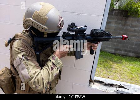 Als Soldat der Al Forsan Brigade der Vereinigten Arabischen Emirate führt die Presidential Guard einen simulierten kombinierten Angriff mit Marines des 2. Bataillons, 2. Marine-Regiment, 2. Marine-Division, als Teil des Unit Enhancement Training 24-2 im Marine Corps Base Camp Lejeune, North Carolina, am 31. Juli 2024 durch. UET 24-2 ist eine bilaterale militärische Übung, die die Interoperabilität stärken und auf den langjährigen militärischen Beziehungen zwischen den US-Marines und den Soldaten der Vereinigten Arabischen Emirate aufbauen soll. (Foto des U.S. Marine Corps von Sgt. Nathan Mitchell) Stockfoto