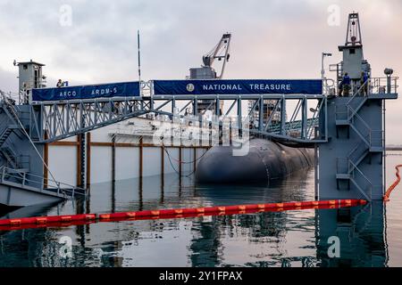 240904-N-SS900-1052 SAN DIEGO (4. September 2024) das U-Boot der Los Angeles-Klasse USS Scranton (SSN 756) bereitet sich darauf vor, das schwimmende Trockendock ARCO (ARDM 5) am Naval Base Point Loma, 4. September 2024, zu verlassen. Scranton ist Teil des Commander, Submarine Squadron (CSS) 11, der Heimat von fünf U-Booten der Los Angeles-Klasse, die verschiedene Missionen unterstützen können, darunter: Anti-U-Boot-Krieg, Anti-Schiff-Krieg, Streikkrieg und Geheimdienst, Überwachung und Aufklärung. ARCO ist ein mittelgroßes schwimmendes Trockendock für Reparaturen und ist ein CSS-11-Asset unter der Betriebskontrolle Stockfoto