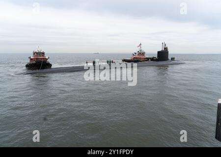 LEONARDO, New Jersey: PCU New Jersey (SSN 796) zieht in die Naval Weapons Station Earle Pier, 6. September 2024 ein, um die Inbetriebnahme des Virginia Class Fast Attach U-Bootes vorzubereiten. US Navy Foto von Bill Addison/Released Stockfoto