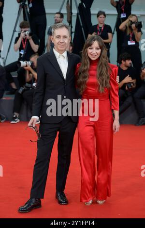 Venedig Lido, Italien. September 2024. Dag Johan Haugerud (l) und Andrea Braein Hovigattends (r) besuchen den roten Teppich des Films „Kjaerlighet (Love)“ beim 81. Venedig Filmfestival in Venedig Lido. Quelle: SOPA Images Limited/Alamy Live News Stockfoto