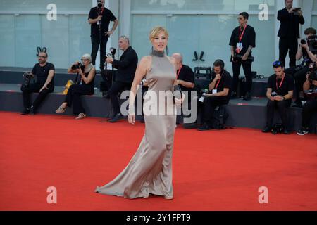 Venedig Lido, Italien. September 2024. Nancy Brilli besucht den roten Teppich des Films „Kjaerlighet (Love)“ beim 81. Venedig Filmfestival im Lido von Venedig. Quelle: SOPA Images Limited/Alamy Live News Stockfoto