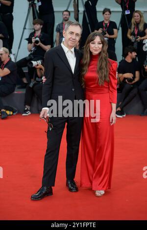 Venedig Lido, Italien. September 2024. Dag Johan Haugerud (l) und Andrea Braein Hovigattends (r) besuchen den roten Teppich des Films „Kjaerlighet (Love)“ beim 81. Venedig Filmfestival in Venedig Lido. Quelle: SOPA Images Limited/Alamy Live News Stockfoto