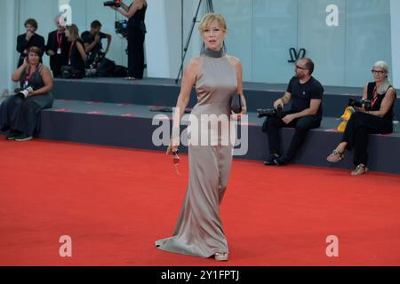 Venedig Lido, Italien. September 2024. Nancy Brilli besucht den roten Teppich des Films „Kjaerlighet (Love)“ beim 81. Venedig Filmfestival im Lido von Venedig. Quelle: SOPA Images Limited/Alamy Live News Stockfoto