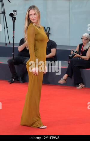 Venedig Lido, Italien. September 2024. Bar Refaeli besucht den roten Teppich des Films „Kjaerlighet (Love)“ beim 81. Venedig Filmfestival im Lido von Venedig. Quelle: SOPA Images Limited/Alamy Live News Stockfoto