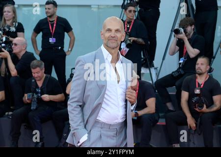 Venedig Lido, Italien. September 2024. Lars Jacob Holm besucht den roten Teppich des Films „Kjaerlighet (Love)“ beim 81. Venedig Filmfestival im Lido von Venedig. Quelle: SOPA Images Limited/Alamy Live News Stockfoto