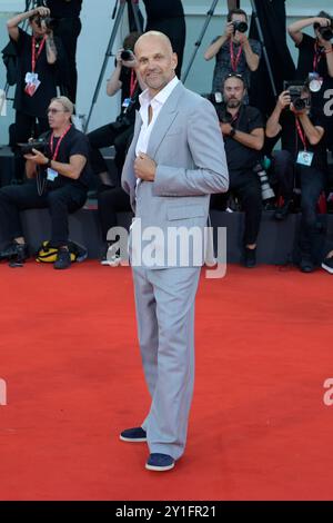 Venedig Lido, Italien. September 2024. Lars Jacob Holm besucht den roten Teppich des Films „Kjaerlighet (Love)“ beim 81. Venedig Filmfestival im Lido von Venedig. Quelle: SOPA Images Limited/Alamy Live News Stockfoto